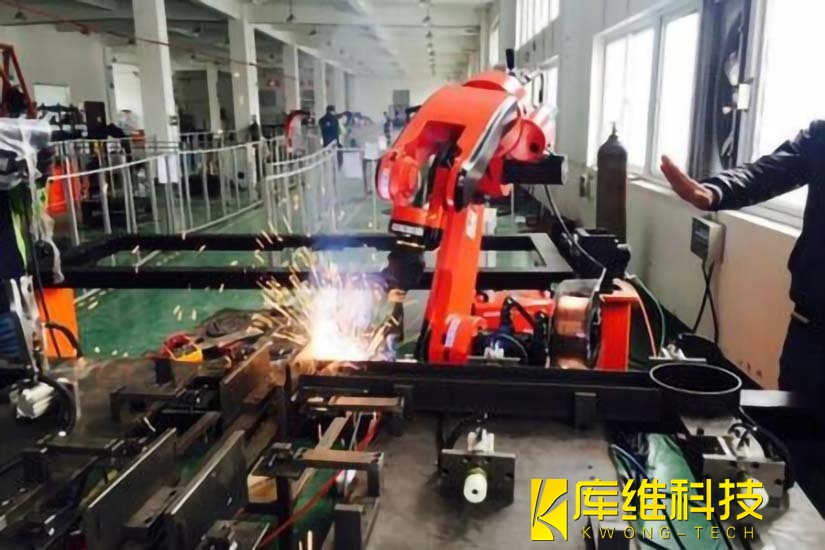 焊接<a href='http://m.bjjjh.com.cn' target='_blank'><u>機(jī)器人工作站</u></a>